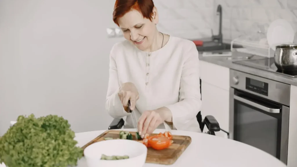 Pessoa preparando salada saudável como prática de saúde preventiva
